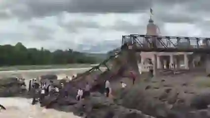 Hindistan’da köprü çöktü: 6 ölü