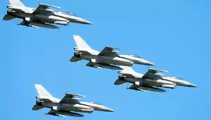 Hollanda, Romanya’ya 18 F-16 bağışladı