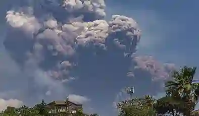 İtalya’da Etna Yanardağı patladı: Güçlü şekilde kül ve lav püskürttü