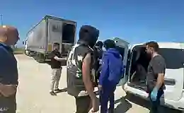İtalya’ya geldiklerini zanneden 3 kaçak göçmen, TIR’dan atlayıp kaçmaya çalıştı