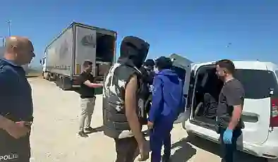 İtalya’ya geldiklerini zanneden 3 kaçak göçmen, TIR’dan atlayıp kaçmaya çalıştı