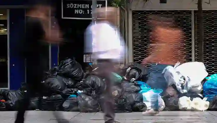 İzmir’de çöp krizi büyüyor: 23 bin işçi grev