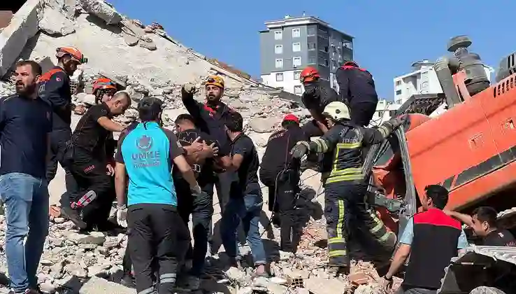 Kahramanmaraş’ta ağır hasarlı bina çöktü: İş makinesi operatörü hayatını kaybetti