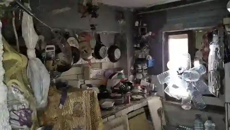 Kötü koku gelen evden 4 kamyon çöp ve onlarca kedi çıktı