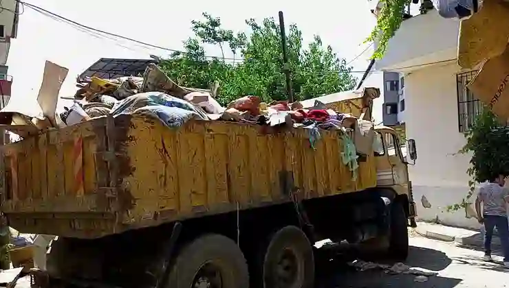 Kötü koku isyan ettirdi, altı kamyon çöp çıktı