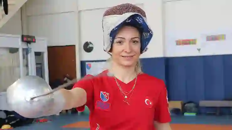 Milli para eskrimci Şenay Güner’den Fransa’da çifte madalya