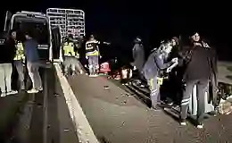 Minibüs, tüp yüklü kamyona çarptı: 16 yaralı