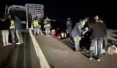 Minibüs, tüp yüklü kamyona çarptı: 16 yaralı