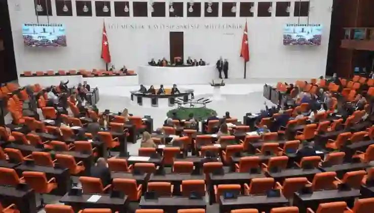Tatil ertelendi, Meclis’in çalışma süresi uzatıldı