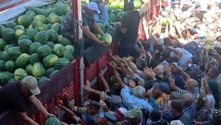Tokat’ta ücretsiz karpuz izdihamı