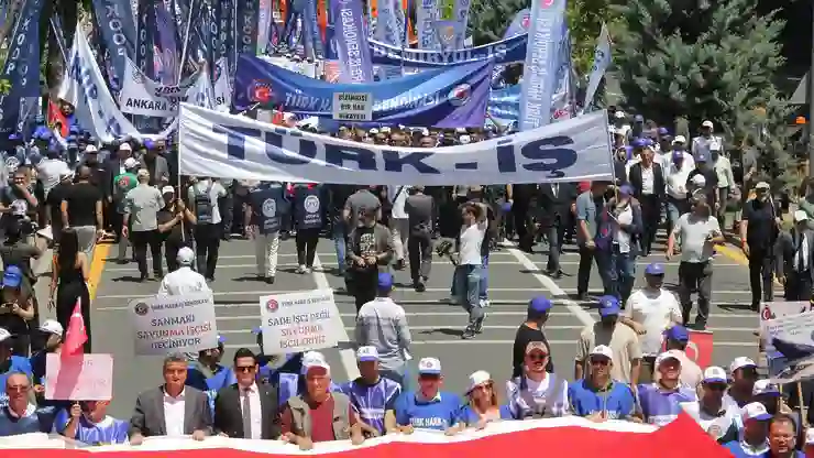 TÜRK-İŞ’ten Hazine ve Maliye Bakanlığı önünde açıklama: 15 gün içinde grev kararı alacağız