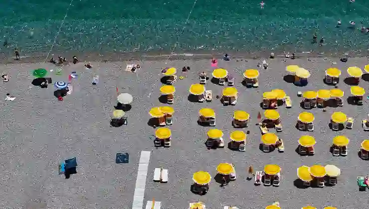 Yerli ve yabancı turistler Konyaaltı Sahili’ne akın etti