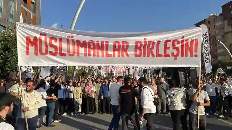 Ankara’da yüzlerce kişi, “Katil İsrail, işbirlikçi AKP” sloganları eşliğinde AKP Genel Merkezi’ne yürüdü