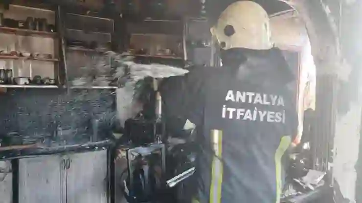 Antalya’da yangında dumandan etkilenen 7’si çocuk 10 kişi hastaneye kaldırıldı