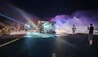 Balıkesir’de devrilen kamyonda patlama: Alevler ormana sıçradı