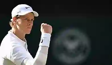 Dünya 1 numarası raket Jannik Sinner, Carlos Alcaraz’ı devirerek Wimbledon şampiyonluğunu elde etti