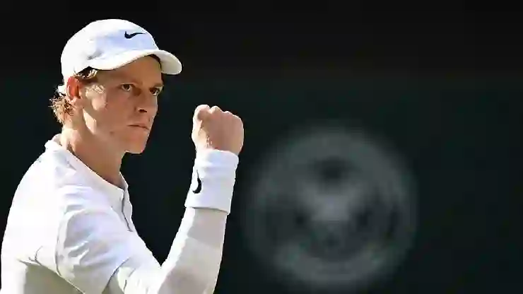 Dünya 1 numarası raket Jannik Sinner, Carlos Alcaraz’ı devirerek Wimbledon şampiyonluğunu elde etti