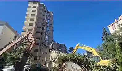 Kontrollü yıkımı yapılan 11 katlı bina bir anda çöktü