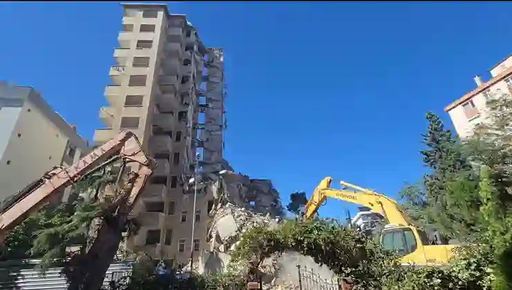 Kontrollü yıkımı yapılan 11 katlı bina bir anda çöktü