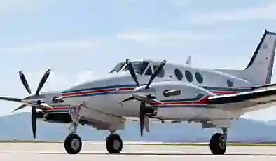 Londra’da küçük uçak kalkıştan sonra çakıldı