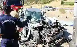 Manisa’da otomobil park halindeki tıra çarptı; baba ve 3 çocuğu öldü