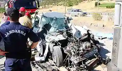Manisa’da otomobil park halindeki tıra çarptı; baba ve 3 çocuğu öldü