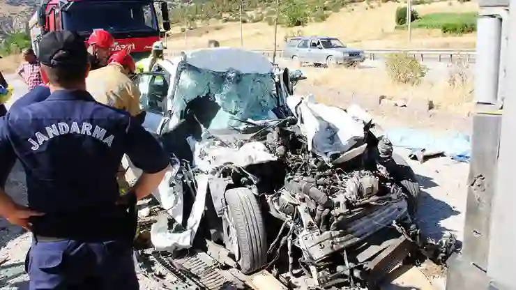 Manisa’da otomobil park halindeki tıra çarptı; baba ve 3 çocuğu öldü