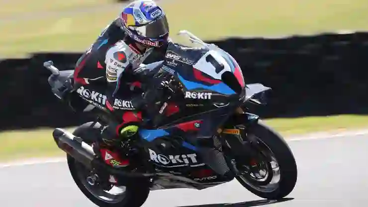 Milli motosikletçi Toprak Razgatlıoğlu, İngiltere’de üçte üç yaptı!