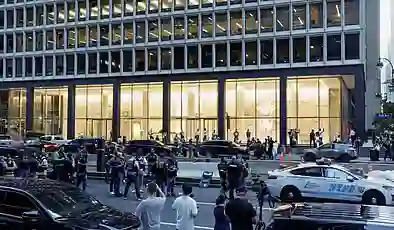 New York’ta gökdelene silahlı baskın: 1’i polis 4 kişiyi öldüren saldırgan intihar etti