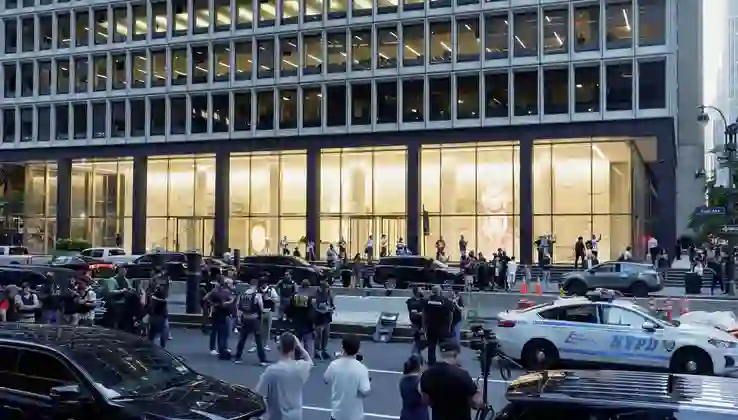 New York’ta gökdelene silahlı baskın: 1’i polis 4 kişiyi öldüren saldırgan intihar etti