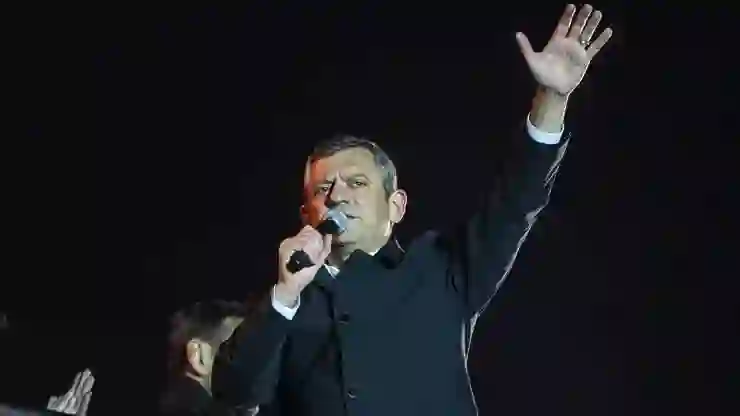 Özgür Özel, 100. gün mitinginde Saraçhane’de: Erdoğan artık Cumhurbaşkanı değil, cunta başkanıdır!