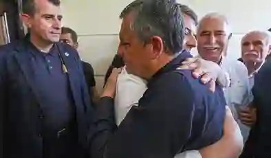 Özgür Özel, ev hapsinde bulunan Adıyaman Belediye Başkanı Tutdere’yi ziyaret etti: Ayağından eve kelepçelenmesi tam bir akıl tutulması!