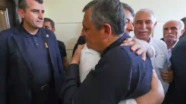 Özgür Özel, ev hapsinde bulunan Adıyaman Belediye Başkanı Tutdere’yi ziyaret etti: Ayağından eve kelepçelenmesi tam bir akıl tutulması!