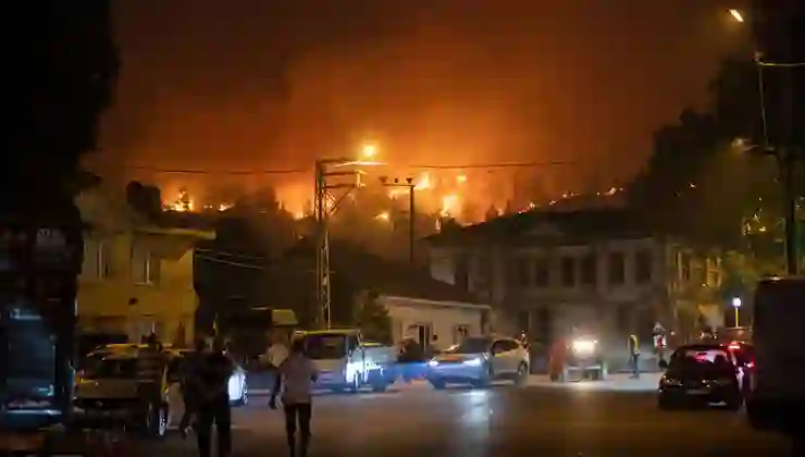 Sakarya’daki yangın hızla büyüdü: İki mahalle tahliye edildi