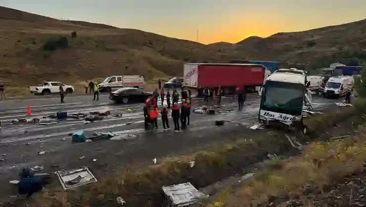 Sivas’ta yolcu otobüsü devrildi: 4 kişi öldü, 40 kişi yaralandı