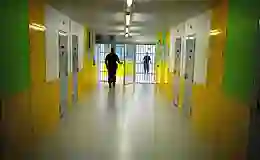 Tahliye olan koğuş arkadaşının valizine saklanıp firar etti