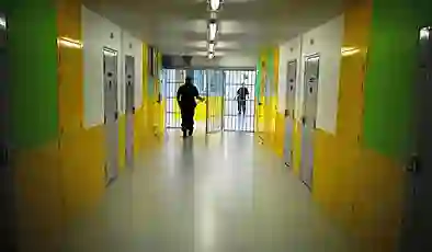 Tahliye olan koğuş arkadaşının valizine saklanıp firar etti