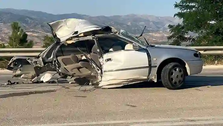 Yolcu minibüsü ile otomobil çarpıştı: 11 yaralı