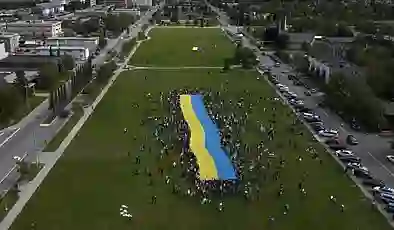 Alaska’da zirve protestosu: Dev Ukrayna bayrağı açıldı