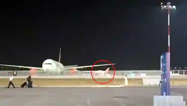 Antalya Havalimanı’nda panik: İniş takımlarından duman yükseldi, geri döndü