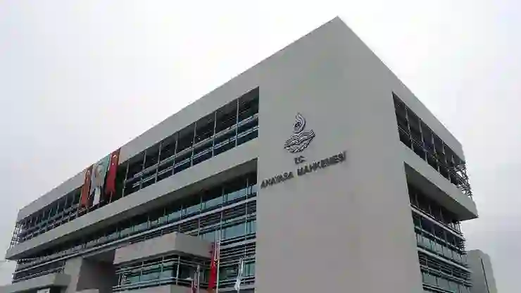 AYM’den ameliyat sonrası felç kalan hasta için karar