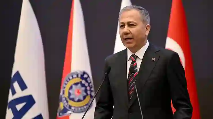 Bakan Yerlikaya: Kırmızı bültenle ve ulusal seviyede aranan 11 kişi Türkiye’ye getirildi