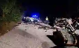 Çanakkale’de iki otomobilin çarpıştığı kazada 6 kişi hayatını kaybetti