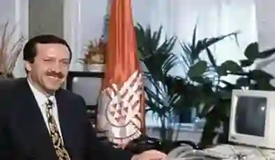 CHP belge paylaştı: Erdoğan, İBB Başkanı olduğu dönem maaşına ek olarak 7 ayrı şirketten ‘huzur hakkı’yla her ay 8 maaş aldı