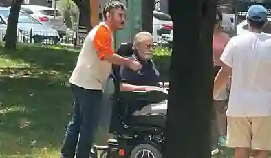 Haluk Bilginer yeni rolü için tekerlekli sandalyede