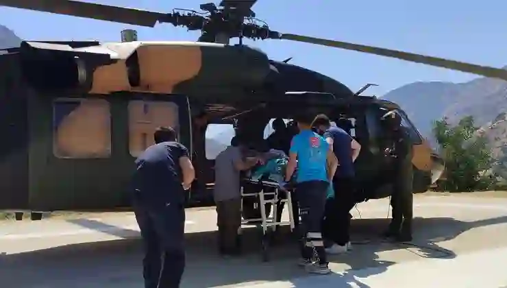 Hamile hastayı hastaneye askeri helikopter götürdü