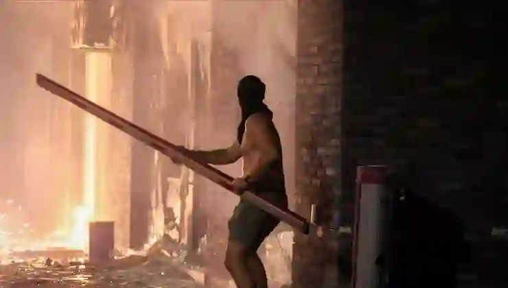 İktidar partisinin ofisleri ateşe verildi: Sırbistan yangın yeri