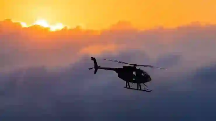 İngiltere’de bir helikopter tarlaya düştü