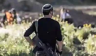 İsrailli yerleşimciler, Filistinlilerin arazi ve araçlarını yaktı