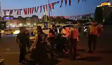 İstanbul’da polislerden “huzur” denetimi: Beyoğlu ve Kadıköy dahil birçok ilçede GBT kontrolü yapıldı, araçlar durduruldu, helikopterler uçtu